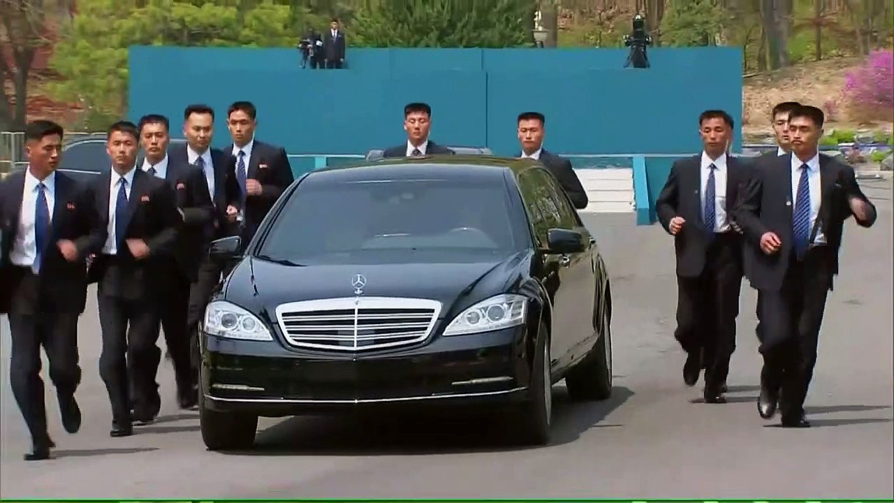 Kim Jong-un koşan korumaları