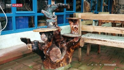 Doğada yürürken topladığı ağaç dallarından sanat yapıyor