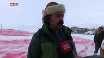 Ağrı'da kar üzerine toz boya ile devasa Türk bayrağı yapıldı