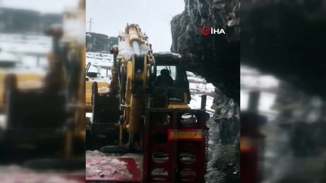 Tır tek şeritli yolu kapattı, araçlar ilçeye giremedi
