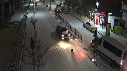 Seyir halindeki otobüs vatandaşı altına böyle aldı