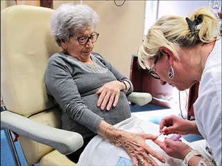 Bourgoin-Jallieu: deux Ehpad offrent des séances de socio-esthétique à leurs résidents