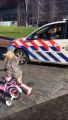 Küçük kızın yarış teklifini kabul eden Hollanda polisi yarışı kaybediyor. Küçük kızı mutlu ediyor.