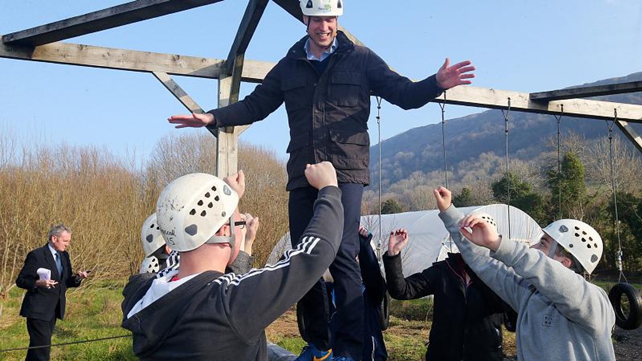 Принц Уильям с супругой на полосе препятствий и футбольном поле