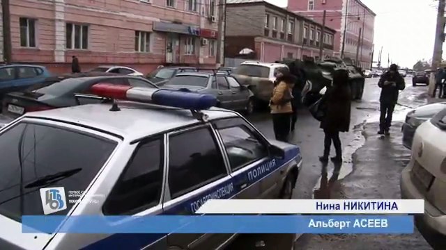 Курск БТРы подавили в центре города легковые автомобили