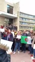 Les journalistes de l’ENTV tiennent un sit-in contre la censure