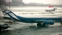 Dha Dış - Rusya'da Bir Uçak, Buz Tutan Pistte Dönerek Dışarı Savruldu