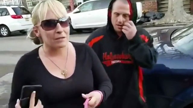 Cet homme va obliger cette femme à ramasser ce que son chien a laissé derrière lui...