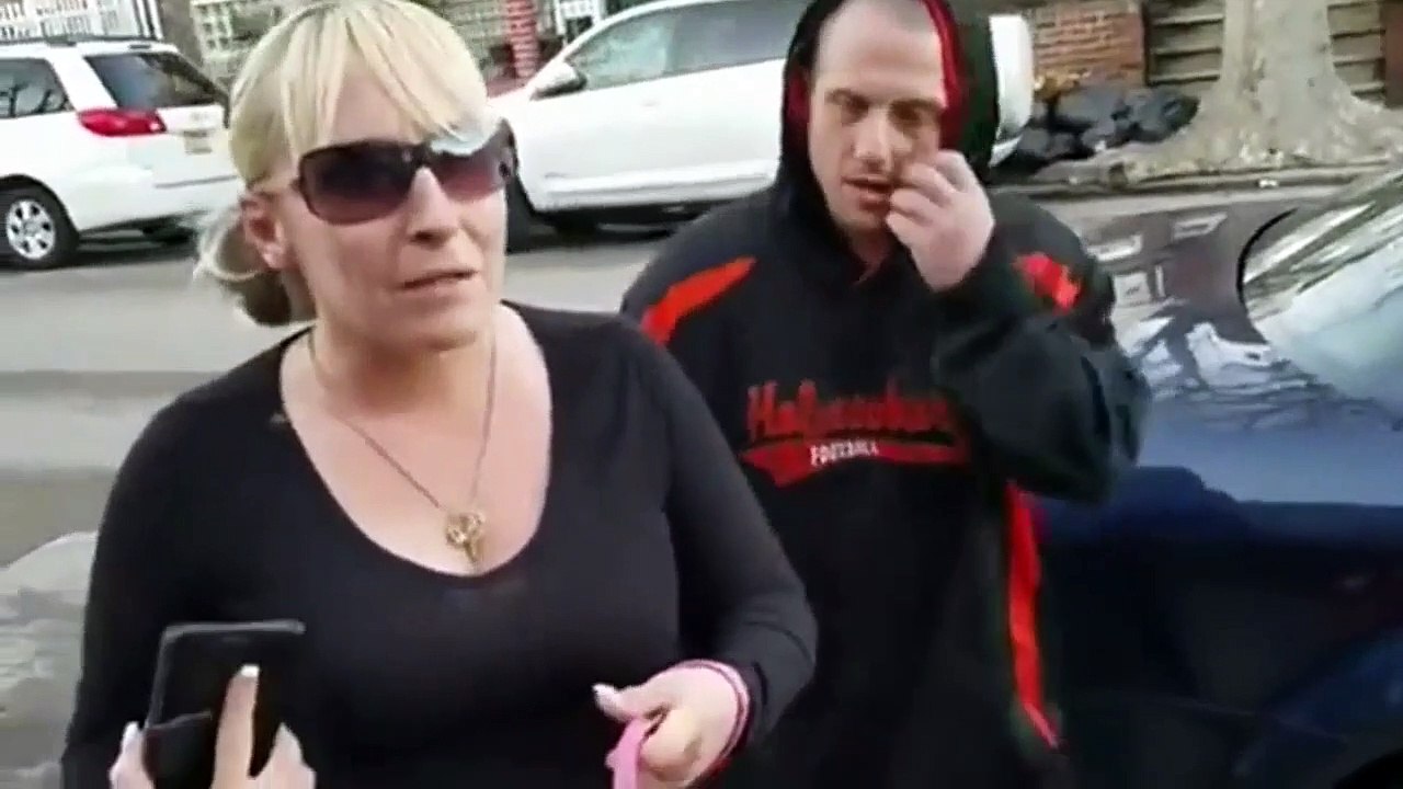 Cet homme va obliger cette femme à ramasser ce que son chien a laissé derrière lui...