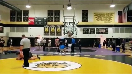 Un élève tombe du plafond d'un gymnase en plein match de lutte !