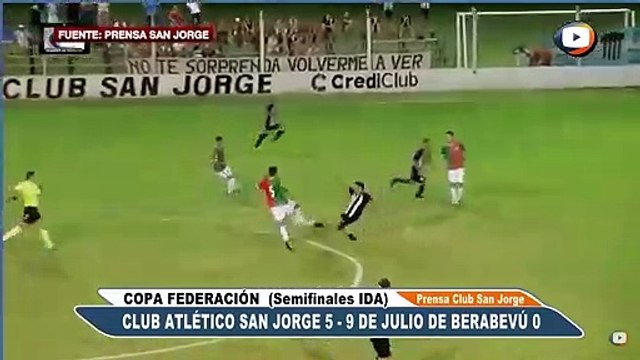 Un joueur de foot craque et cogne 4 joueurs à la suite !