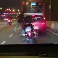 Un motard très en colère s'en prend à un conducteur... Gros road rage