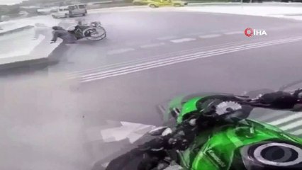 Tekerlekli sandalyedeki engelli sırt üstü düştü imdadına motosiklet sürücüsü böyle yetişti