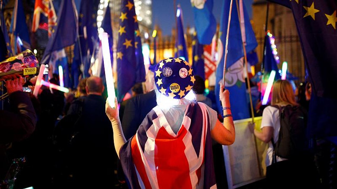 Parlamento aprova proposta que prevê votar adiamento do Brexit