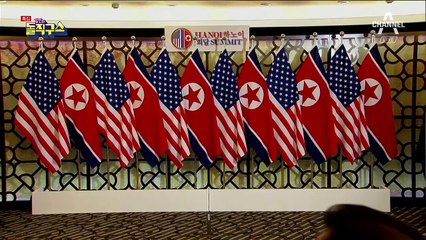 손 맞잡은 북미 두 정상…표정은 다소 경직