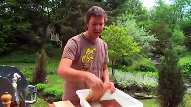 Griller sur une planche de bois