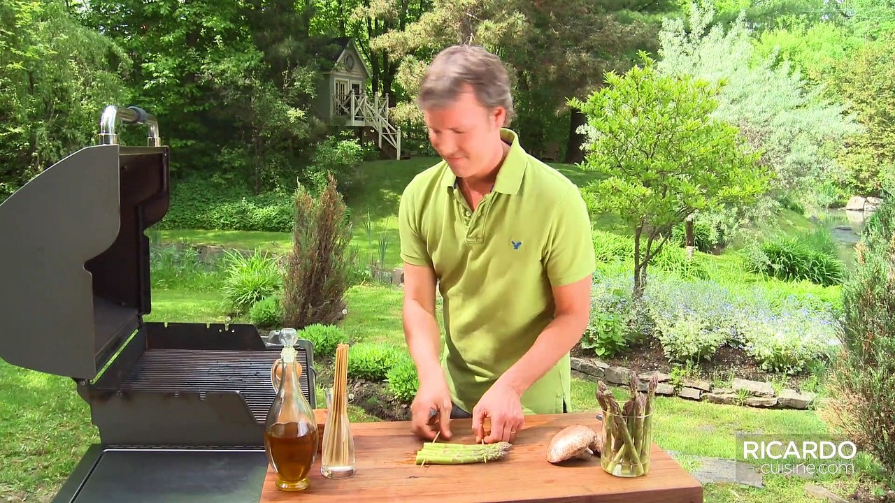 Griller les asperges et les champignons