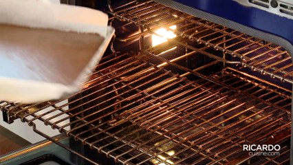 Rouler un gâteau bûche de Noël