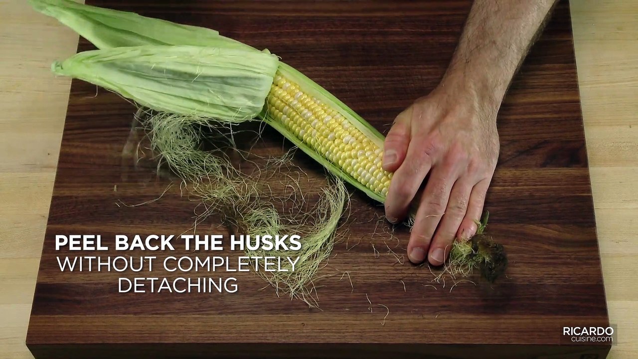 HOW TO PREPARE CORN FOR GRILLING