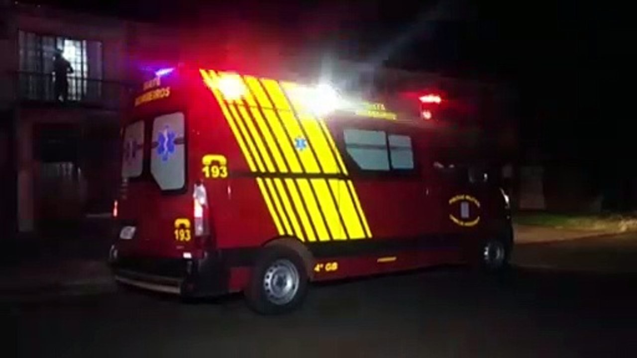 Homem fica ferido ao cair de telhado de residência
