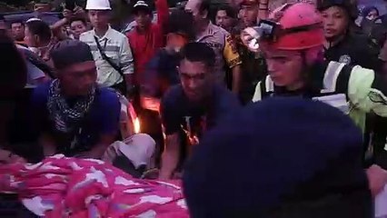 Seis personas muertas y decenas atrapadas en mina en Indonesia