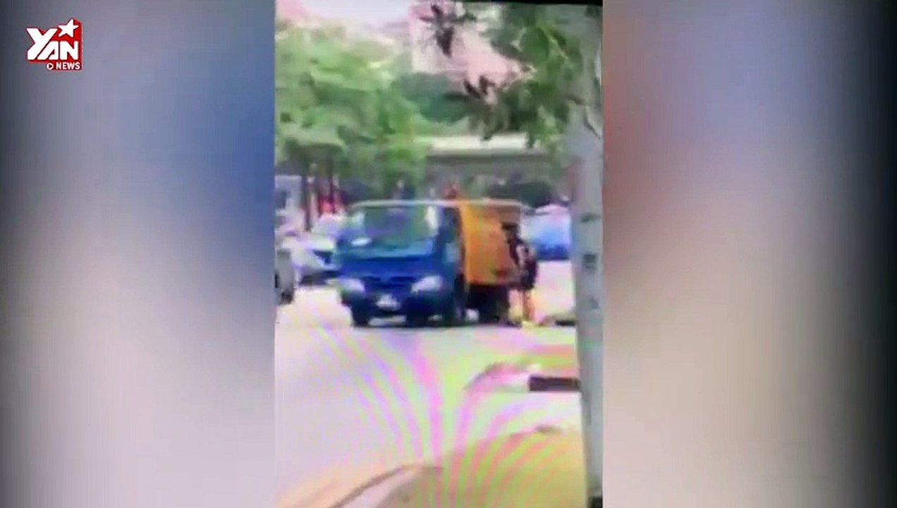 Cú hạ đẹp mắt trong 1 giây của anh Tây dành cho tài xế xe tải "hổ báo"