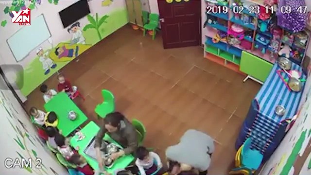 Không chịu ăn, bé mầm non bị cô giáo lôi ra góc lớp tát lia lịa