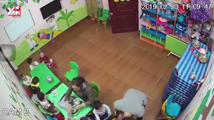 Không chịu ăn, bé mầm non bị cô giáo lôi ra góc lớp tát lia lịa
