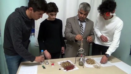 Fen bilgisi öğretmeni mısır sapından kağıt üretti