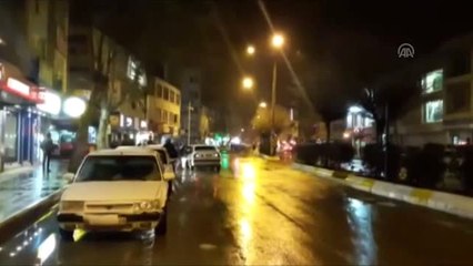 Babasının Aracını Kaçırıp 2 Akrabasını Bıçakladı