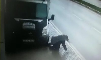 Direksiyon hakimiyetini kaybetti, kaldırımdaki yayaları böyle ezdi