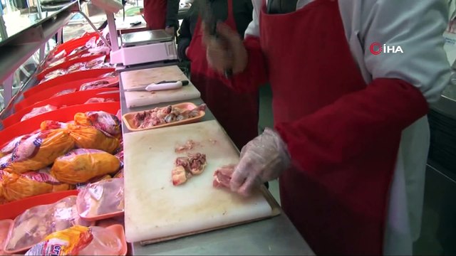 - Bağcılar'da esnaf, yaralı martıyı kurtarmak için seferber oldu- Yaralı martıyı önce bacağına dolanan misinadan kurtardılar, ardından da limon sıkarak tedavi etmeye çalıştılar- Esnafın martı operasyonu kamerada