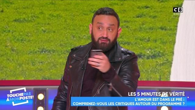Critiquée de toutes parts, Karine Le Marchand envoie un SMS à Cyril Hanouna pour se défendre
