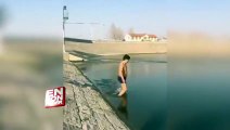 Buz kütlesinin altından yüzerek geçmeye çalışan adam