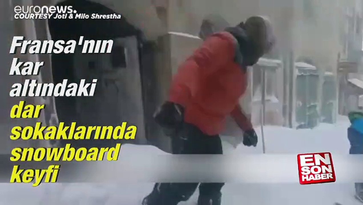Fransa'nın kar altındaki dar sokaklarında snowboard keyfi
