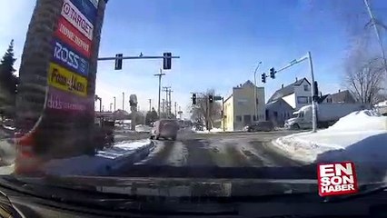 Seyir halindeki tır'ın kırılma anı kamerada