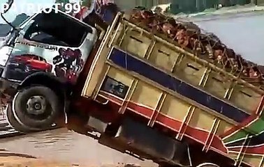 KEAHLIAN SEORANG SOPIR  / PENYEBERANGAN TRUCK BESAR