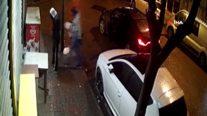 Çaldıkları otomobille büfe soydular, kaçarken düşürdükleri sigara paketleri ve paraları yoldan geçen vatandaşlar aldı...'Pes' dedirten anlar kamerada
