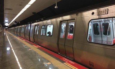 Metroda bir kişi raylara düştü
