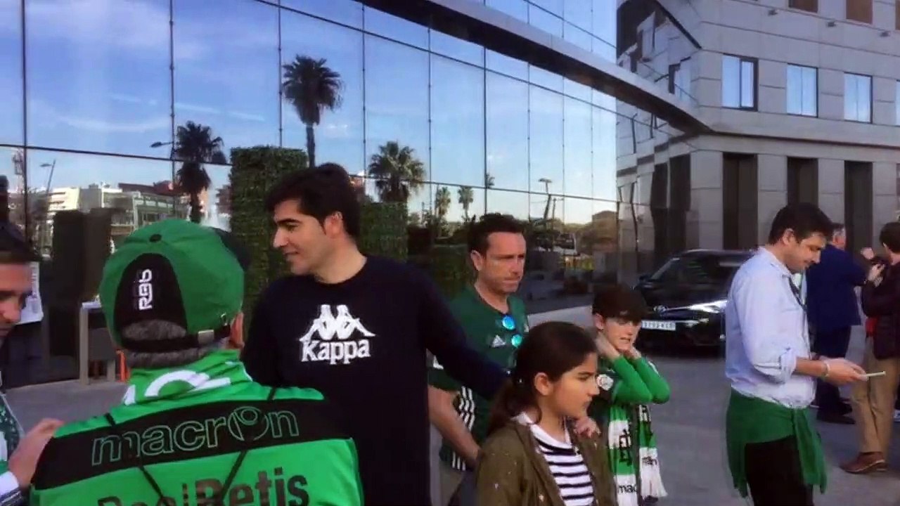 Valencia - Real Betis: Ángel Haro Se Fotografía...