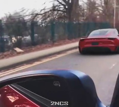 VÍDEO: Brutal aceleración de un Tesla Roadster, ¿quién dijo que lo eléctrico fuese aburrido?
