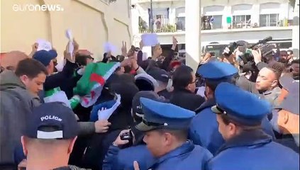 شاهد: اعتقال عشرات الصحفيين في الجزائر من قبل عناصر الأمن