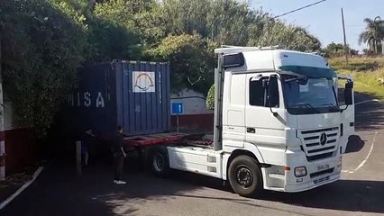 Un camión queda atascado en un túnel de la TF-5 a la altura de La Victoria