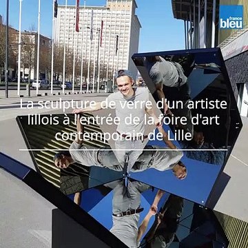 Un artiste lillois installe une sculpture de verre à l'entrée de la foire d'art contemporain Art Up