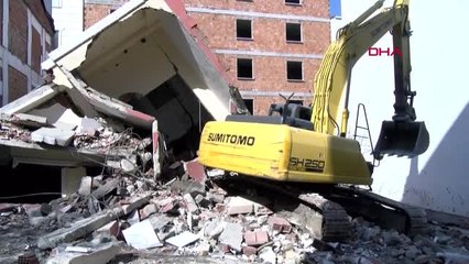 İstanbul- Esenyurt'ta İş Makinesinin Üzerine Yıkımını Yaptığı Bina Çöktü