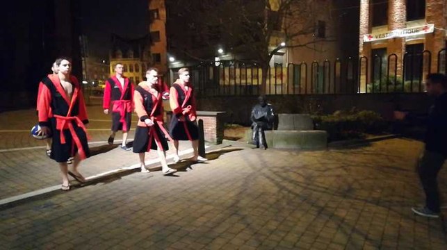 Mouscron : Les joueurs de water-polo mouscronnois en slip & peignoir dans le centre-ville