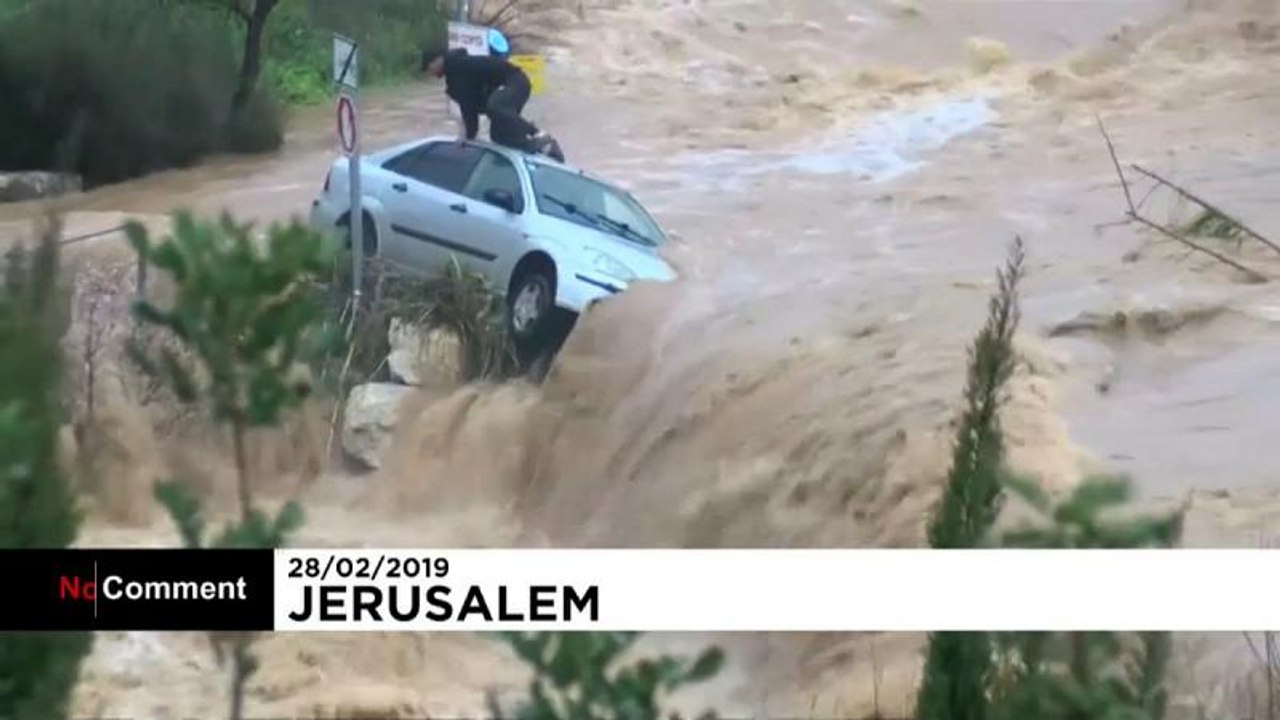 Un homme réfugié sur le toit de sa voiture secouru pendant une inondation