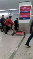 Pousser un chariot à bagages dans le mauvais sens