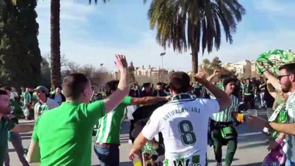 Valencia-Betis: La Afición Bética Disfruta Cantando en la Previa