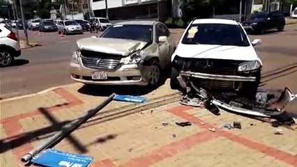 Carros batem e mulher fica ferida no Centro